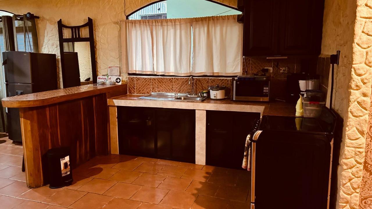 Casa Encantada Offers You Two-Bedroom House, 1 Tiny Apartment & 3 Double Rooms Мануел Антонио Екстериор снимка
