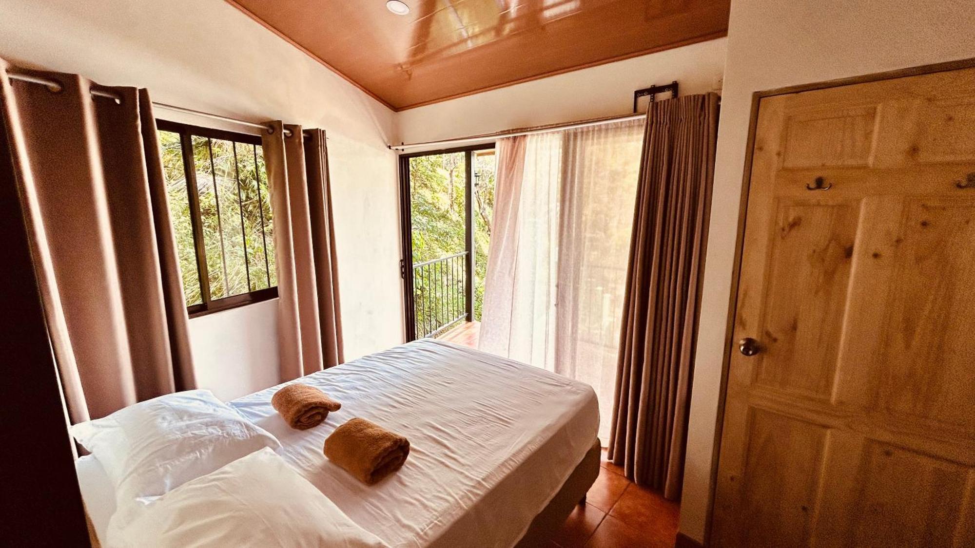 Casa Encantada Offers You Two-Bedroom House, 1 Tiny Apartment & 3 Double Rooms Мануел Антонио Екстериор снимка