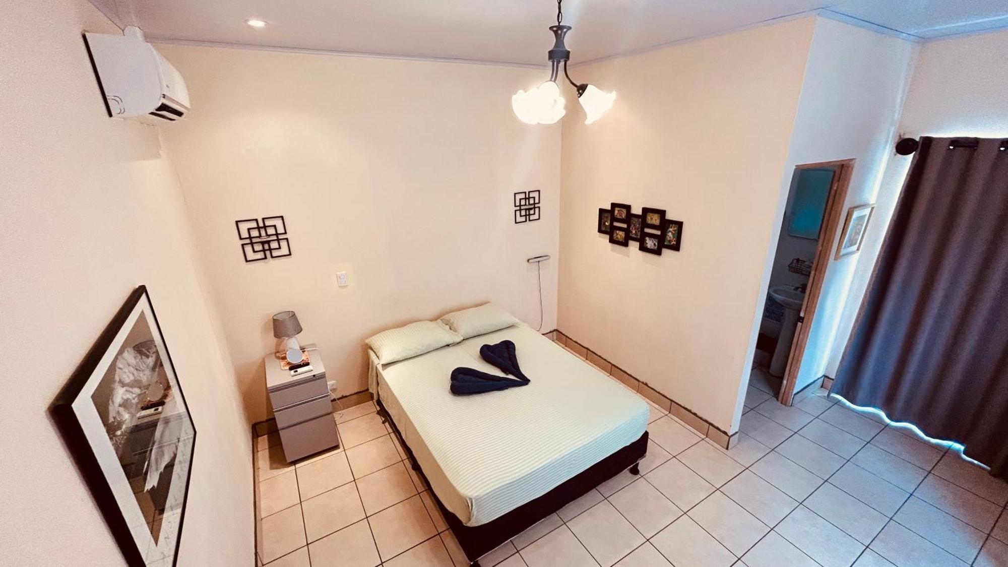 Casa Encantada Offers You Two-Bedroom House, 1 Tiny Apartment & 3 Double Rooms Мануел Антонио Екстериор снимка