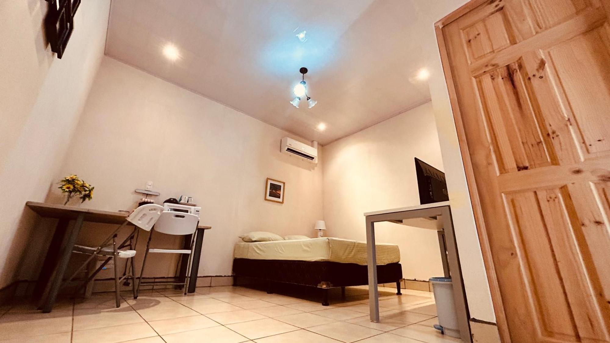Casa Encantada Offers You Two-Bedroom House, 1 Tiny Apartment & 3 Double Rooms Мануел Антонио Екстериор снимка