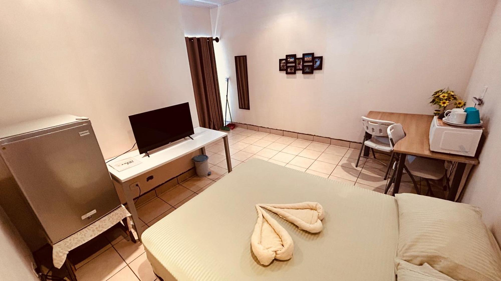 Casa Encantada Offers You Two-Bedroom House, 1 Tiny Apartment & 3 Double Rooms Мануел Антонио Екстериор снимка