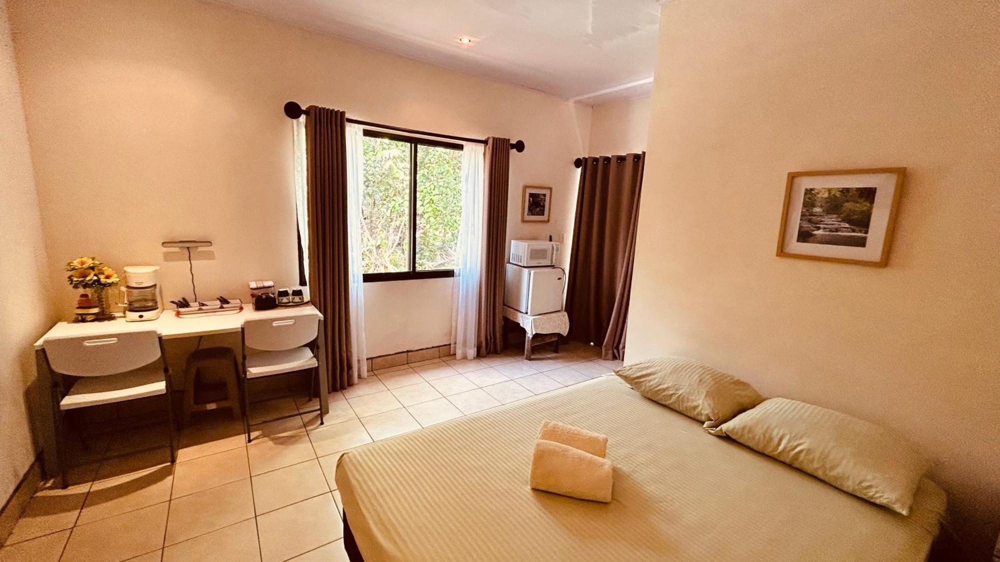 Casa Encantada Offers You Two-Bedroom House, 1 Tiny Apartment & 3 Double Rooms Мануел Антонио Екстериор снимка